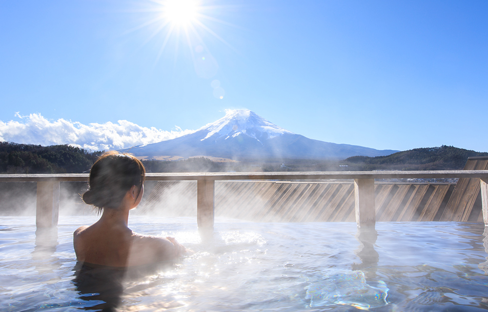 可眺望富士山的露天溫泉浴池
