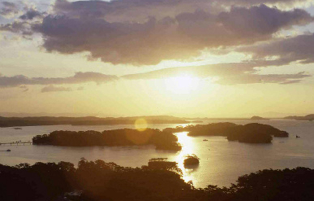 朝日射す松島
